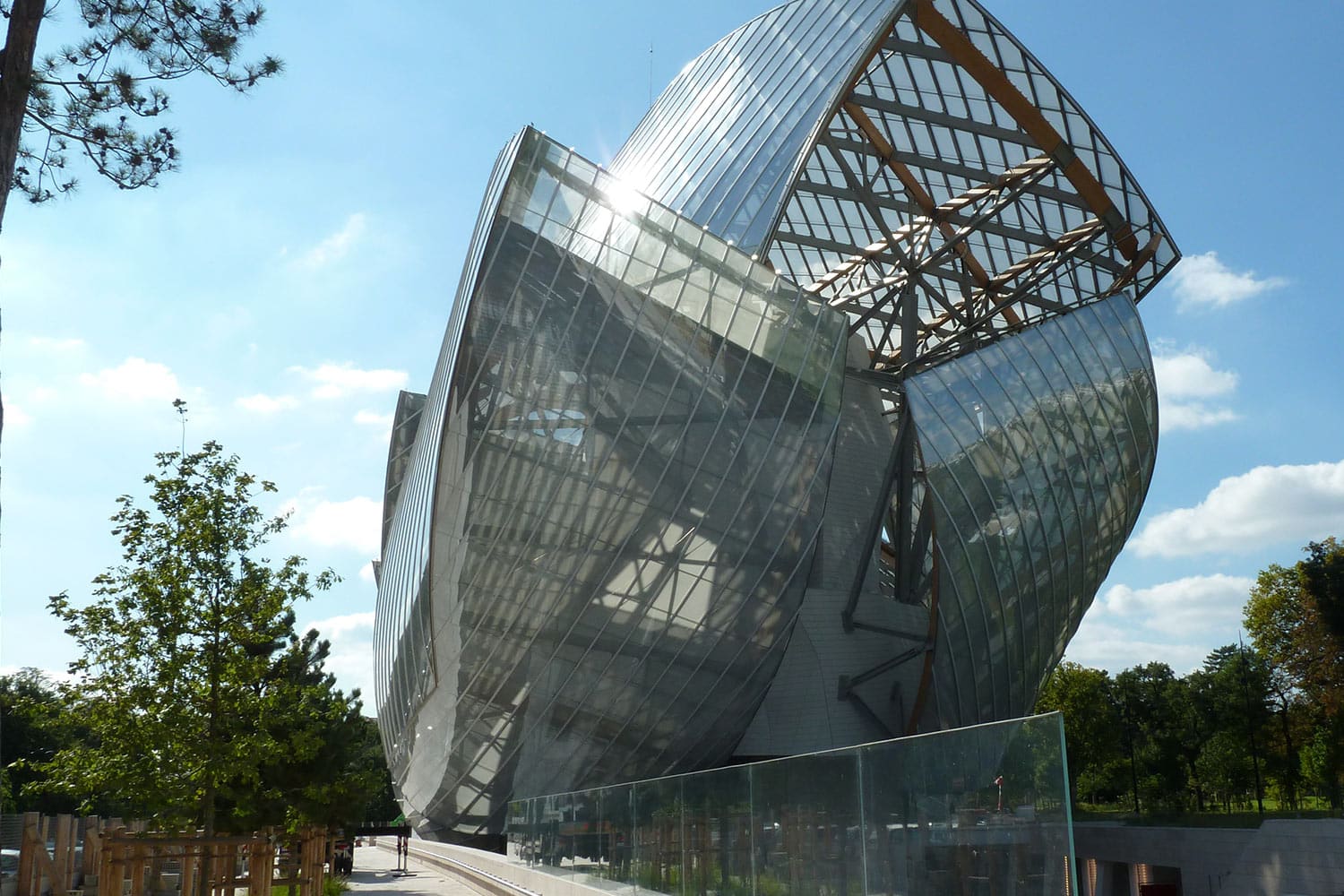 Fondation Louis Vuitton, Paris (FR) - Curved glass casts off