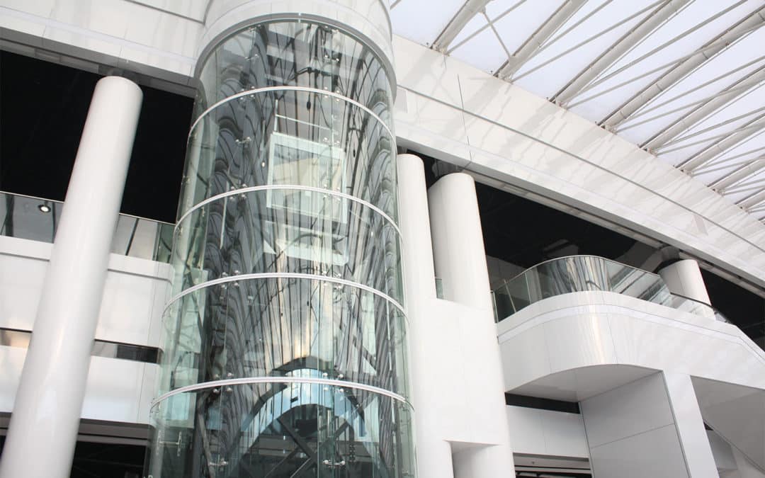Edículo ascensor vidrio curvado, centro comercial LAVINA