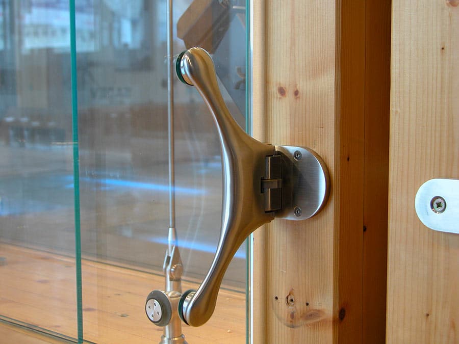 Charnière design pour portes en verre pivotantes
