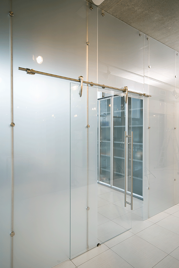 Système coulissant design pour portes en verre