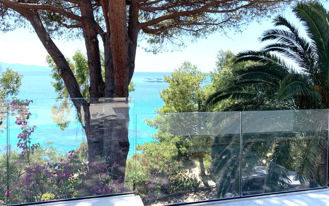 Side mounting glass balustrade – French island